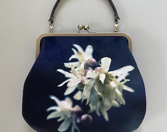 Bolso Blossom grande de terciopelo con cierre de broche y correa larga o corta.