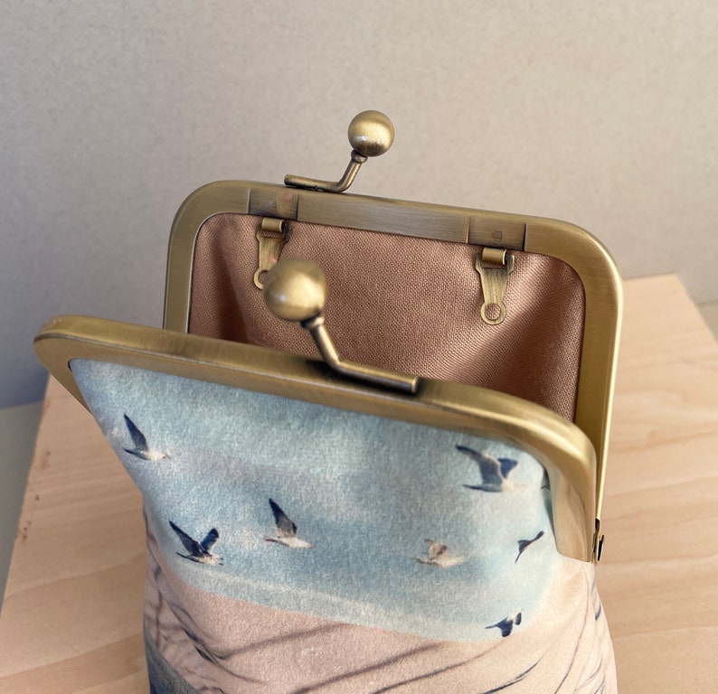 Vogels en riet, fluwelen kisslock schoudertas met crossbody band afbeelding 2