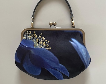 Anémona de madera azul, bolso de mano de terciopelo con correa opcional.