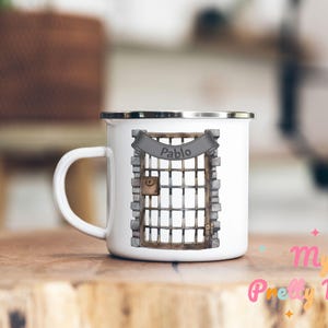 Puede incluir: Taza de esmalte blanco con borde y asa negros. La taza presenta un diseño de puerta de celda de prisión con el nombre "Pablo" en una pancarta encima. El diseño incluye ladrillos y una cerradura.