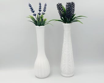 Paire de vases bourgeons en verre de lait vintage : décoration de mariage shabby chic