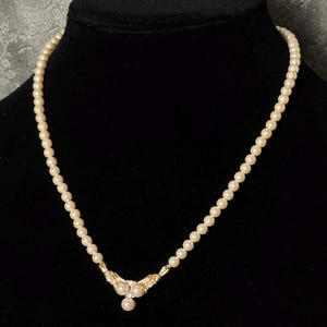 Collier de fausses perles Monet vintage | Perles classiques couleur dorée et crème, collier élégant avec goutte au centre, bijoutier signé Monet
