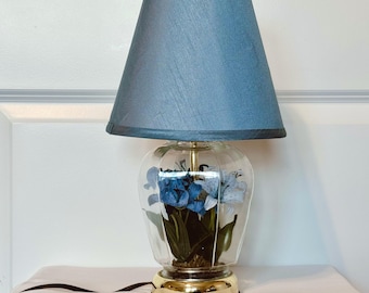 Lámpara de cristal vintage con flores y pantalla azul, base de latón, arreglo floral de lirios, lámpara de mesa de los años 80, decoración de dormitorio estilo cottagecore o retro.