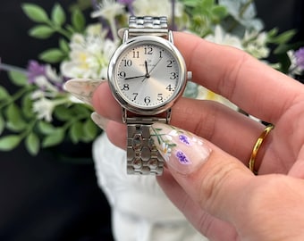 Reloj de mujer Vintage Viewpoint de Timex / Correa extensible plateada / Esfera de fácil lectura, funciona perfectamente, excelente estado.