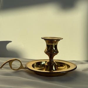ヴィンテージ真鍮製チェンバースティックキャンドルホルダー（フィンガーループ付き） - ビクトリア朝のベッドサイドスタイル テーパーホルダー