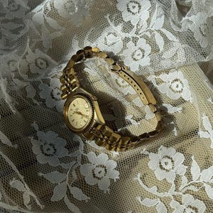 Vintage Timex Gold Tone Quartz Watch: 80s Retro Stretch Band