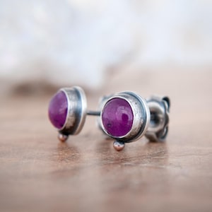 Natürliche Rubin Ohrstecker in oxidiertem Sterlingsilber mit Rosegold-Punkt-Akzenten