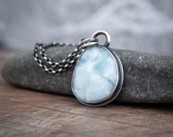 Larimar Anhänger in handgeschmiedeter, oxidierter Sterling Silber Fassung