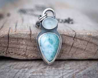 Shore ~ Larimar und Aquamarin Anhänger in handgeschmiedeter, oxidierter Sterlingsilber-Fassung