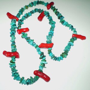 Collar de pepitas turquesas resaltadas con cuentas de rama de coral rojo de 32 pulgadas de hebra continua.