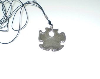 Collier Silver Sand Dollar Argent (.999) Métal Argile 2-in x 1 7/8-in Pendentif sur Cordon en Cuir Noir - Bijoux par Jennell (JxJ)