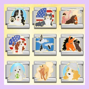 Op de afbeelding: Negen charmarmbanden met verschillende ontwerpen. De charms omvatten een hond met een bal, een hond met een bot, een hond met een kat, een paard, een paard met een ruiter, een paard met een veulen, een hond met een vlag, een hond met een vlag en een vogel.