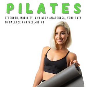 Könnte beinhalten: Eine Frau in einem schwarzen Sport-BH und Leggings hält eine zusammengerollte graue Yogamatte. Der Text "SOMATIC PILATES" steht in grünen Buchstaben über ihrem Kopf. Der Text "STRENGTH, MOBILITY, AND BODY AWARENESS, YOUR PATH TO BALANCE AND WELL-BEING" steht unter ihrem Kopf. Der Text "MAXIM FELDHINKEL" befindet sich am unteren Rand des Bildes.