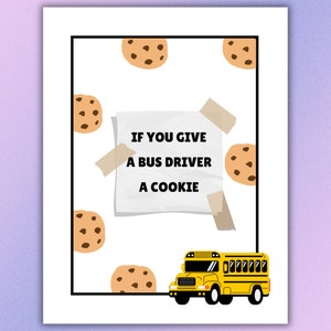Può includere: Un pezzo di carta bianco con il testo "Se dai un biscotto a un autista di autobus" attaccato a uno sfondo bianco con biscotti al cioccolato con gocce di cioccolato marroni e un autobus scolastico giallo.