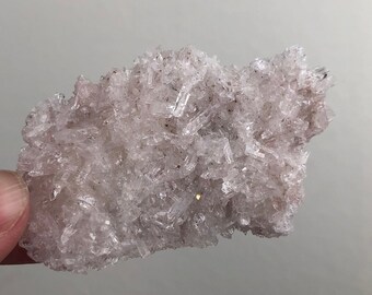 Pequeño Clúster Lemuriano Rosa Colombia .019KG con Clorita