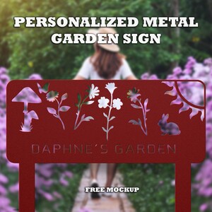 Puede incluir: Un letrero de jard&iacute;n de metal rojo personalizado, con dise&ntilde;os recortados de una seta, flores, un sol y un conejo. El letrero dice "Daphne's Garden" e incluye el texto "FREE MOCKUP".