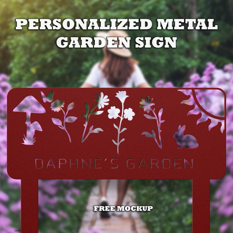 Puede incluir: Un letrero de jard&iacute;n de metal rojo personalizado, con dise&ntilde;os recortados de una seta, flores, un sol y un conejo. El letrero dice "Daphne's Garden" e incluye el texto "FREE MOCKUP".
