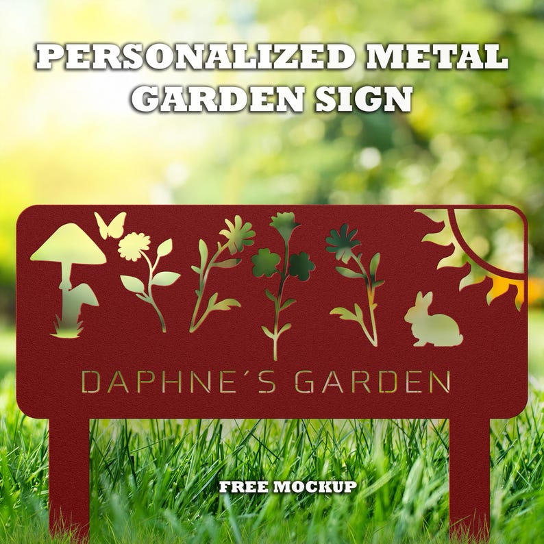 Puede incluir: Un letrero de jard&iacute;n de metal personalizado en un tono rojo oscuro, con dise&ntilde;os florales y de naturaleza recortados. El letrero incluye el texto "DAPHNE'S GARDEN" en letras doradas y las palabras "PERSONALIZED METAL GARDEN SIGN" en la parte superior.