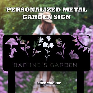 Puede incluir: Letrero de jard&iacute;n de metal negro con dise&ntilde;os florales y de hongos recortados, un sol y un conejo. El letrero dice "Daphne's Garden" y "Personalized Metal Garden Sign".