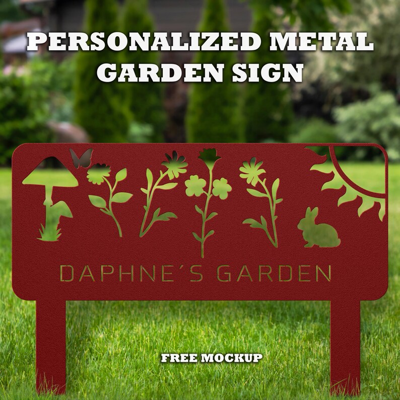 Puede incluir: Un letrero de jard&iacute;n de metal rojo personalizado, con dise&ntilde;os florales y de naturaleza recortados. El letrero incluye el texto "DAPHNE'S GARDEN" y "PERSONALIZED METAL GARDEN SIGN". Se muestra una maqueta gratuita.