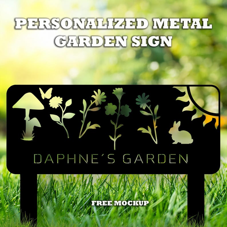 Puede incluir: Letrero de jard&iacute;n de metal negro con un dise&ntilde;o recortado que presenta una seta, una mariposa, flores, un sol y un conejo. El letrero dice "DAPHNE'S GARDEN" y "PERSONALIZED METAL GARDEN SIGN". El letrero se muestra en una zona de c&eacute;sped.