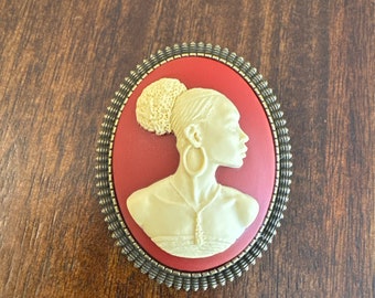 Gullah O’oman Cameo | Crimson & Cream