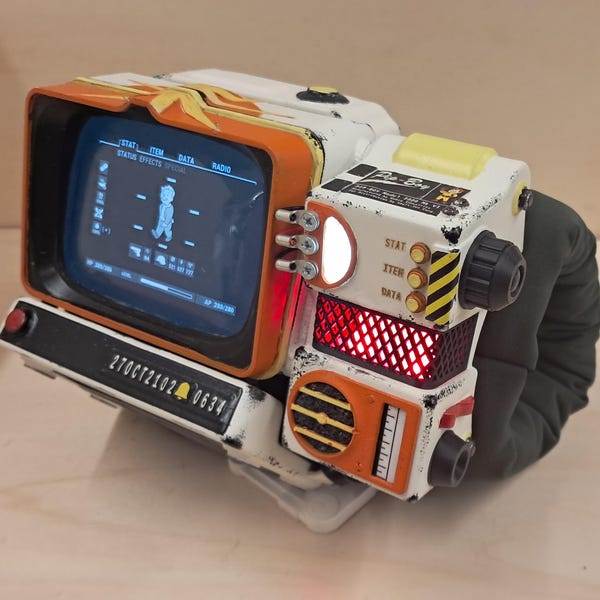 Custom Pip-Boy 2000 inspired prop in 1:1 scale /Abraxo paint