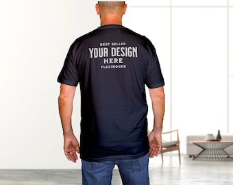 Nepmodel van echt model | Comfort Colors C1717 Zwart T-shirtmodel | Achterkant shirt | C1717 Namaak | Eenvoudige esthetische mannelijke mock | Mockup met zwarte achterkant