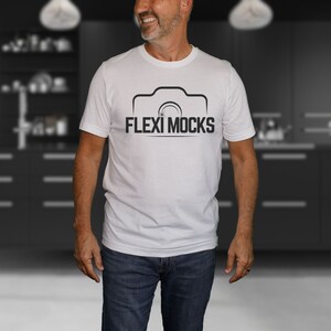 Può includere: Una maglietta bianca con una grafica di una macchina fotografica nera e il testo "FLEXI MOCKS" stampato sul davanti.