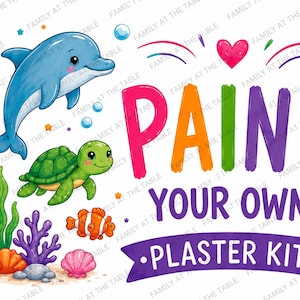 Puede incluir: Un kit de pintura para figuras de yeso con un delfín azul, una tortuga verde, un pez payaso naranja, una medusa rosa y una estrella de mar amarilla. El texto dice PAINT YOUR OWN PLASTER KIT en letras coloridas, junto a un pincel y una paleta.