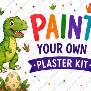 Puede incluir: Un kit de pintura sobre yeso con un T-Rex verde, un Triceratops azul, un huevo moteado, un pincel y una paleta de acuarelas. El texto dice PAINT YOUR OWN PLASTER KIT en letras coloridas sobre un fondo blanco con puntos de colores.
