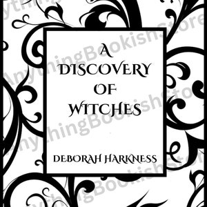 Puede incluir: Una portada de libro en blanco y negro con un diseño floral. El título es "A Discovery of Witches" de Deborah Harkness.