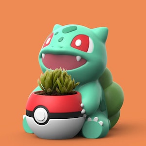 Peut inclure: Un pot de fleurs en forme de personnage Pokemon vert et rouge avec un visage souriant, tenant un pot de fleurs Pokeball rouge et blanc avec une plante succulente à l'intérieur.