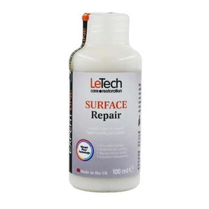 以下が含まれることがあります： LeTech Surface Repairの白いボトル。ラベルにはブランド名と製品の説明が赤と白で表示されています。ボトルには100mlの液体が入っており、英国製です。