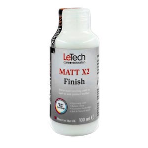 Può includere: Una bottiglia bianca di LeTech MATT X2 Finish, un prodotto per la cura e il restauro. L'etichetta presenta il nome del prodotto in rosso e il testo "Rivestimento ultra opaco utilizzato per sigillare e proteggere la pelle." La bottiglia contiene 100 ml.