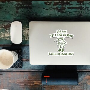 Y'all Mind If I Do Some Lollygagging Sticker: Funny Vintage Frog Meme afbeelding 3