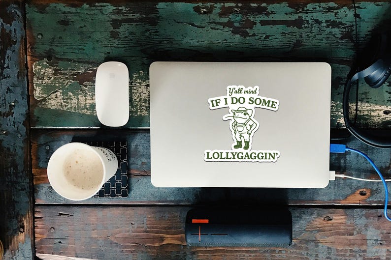 Y'all Mind If I Do Some Lollygagging Sticker: Funny Vintage Frog Meme afbeelding 3