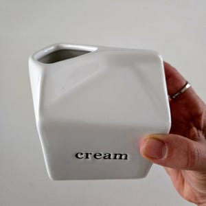 Mooie witte keramische boerderij crème melkcontainer/kan zwart reliëf