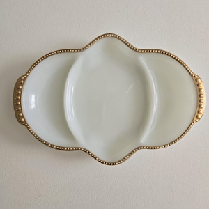 Plateau à relish séparé Fire King en verre de lait avec bordures dorées, 3 sections, Mid-Century