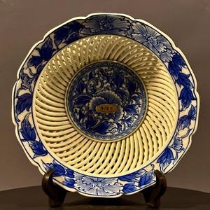 Antiguo frutero perforado Qinghua pintado a mano - Plato chino de cerámica azul y blanca