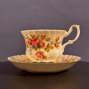 Vintage Royal Albert Moss Rose Teetasse & Untertasse | Bone China Blumen Teetasse | Englisches feines Porzellan Geschenk | 1956 Sammlerstück