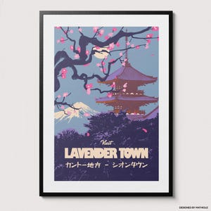 Puede incluir: Impresión artística enmarcada que representa una pagoda japonesa, flores de cerezo y el monte Fuji. La obra de arte tiene un estilo de cartel de viaje vintage con el texto "Lavender Town". La paleta de colores incluye tonos de morado, rosa y azul.