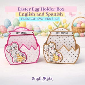 Puede incluir: Dos cajas para huevos de Pascua, una rosa y otra beige, cada una con forma de huevo agrietado. El huevo rosa tiene un estampado de lunares blancos y una pancarta que dice "HAPPY EASTER!". El huevo beige tiene una pancarta que dice "¡FELIZ PASCUA!". Cada uno tiene un conejito sosteniendo un huevo de Pascua.