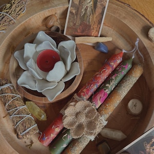 Ritual Herbal Beeswax Taper Candle – Lavender, Rose, Cornflower | Altar Candle for Spells & Witchcraft | Intense Herbal Scent