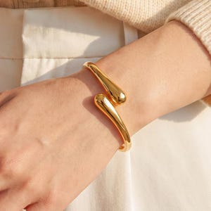 Chunky Gold Bangle Bracelets for Women, Dainty Statement Cuff Bracelets, Stackable Bangles, Modern Bangle Cuff, Elegant Fashion Jewelry Gift