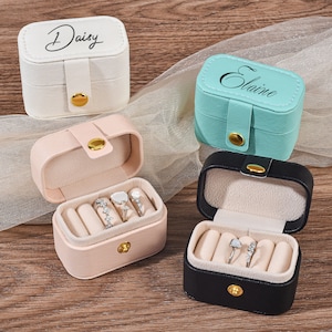 Boîte à bijoux de voyage personnalisée, petite boîte de rangement pour bagues, cadeaux pour elle, cadeaux d'enterrement de vie de jeune fille, cadeaux de proposition de demoiselle d'honneur