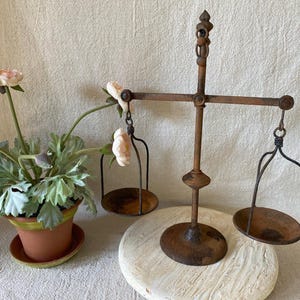 Rusty Vintage Style Decor Scale