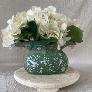 Vintage Savoy China Green Splatter Cornucopia Or Fishtail Vase