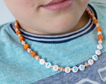 Collier pour garçon ou fillette en bois avec numéro de téléphone