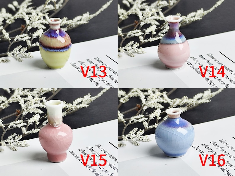 Op de afbeelding: Vier kleine keramische vazen gelabeld V13, V14, V15 en V16. V13 is geel en paars, V14 is roze en blauw, V15 is roze met een witte hals en V16 is lichtblauw en paars. Elke vaas heeft een glanzende, geglazuurde afwerking en een ronde vorm.